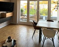 Wohnzimmer mit großem Balkon